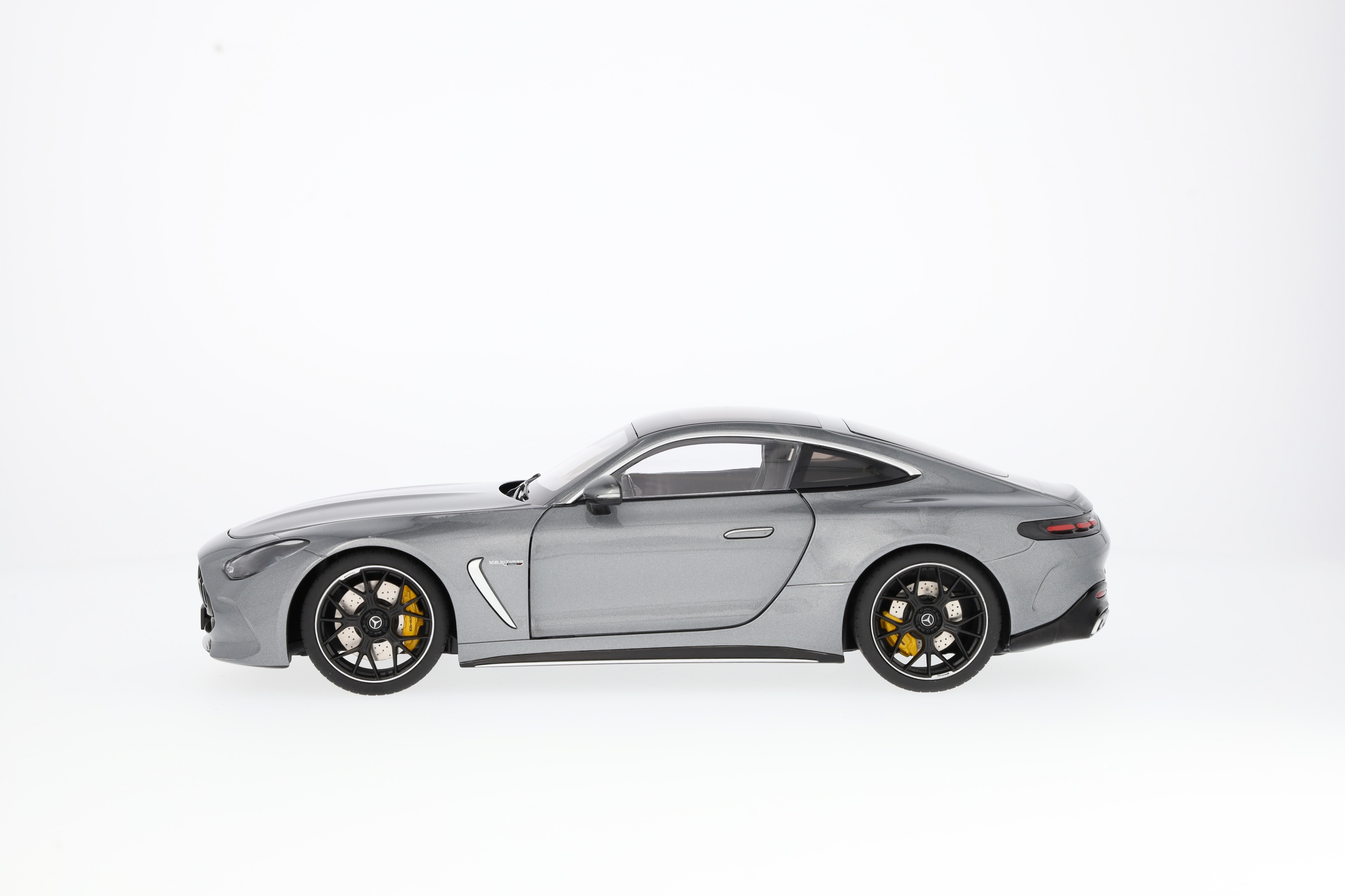 Mercedes-AMG GT 63, C192 - selenietgrijs, NZG, 1:18