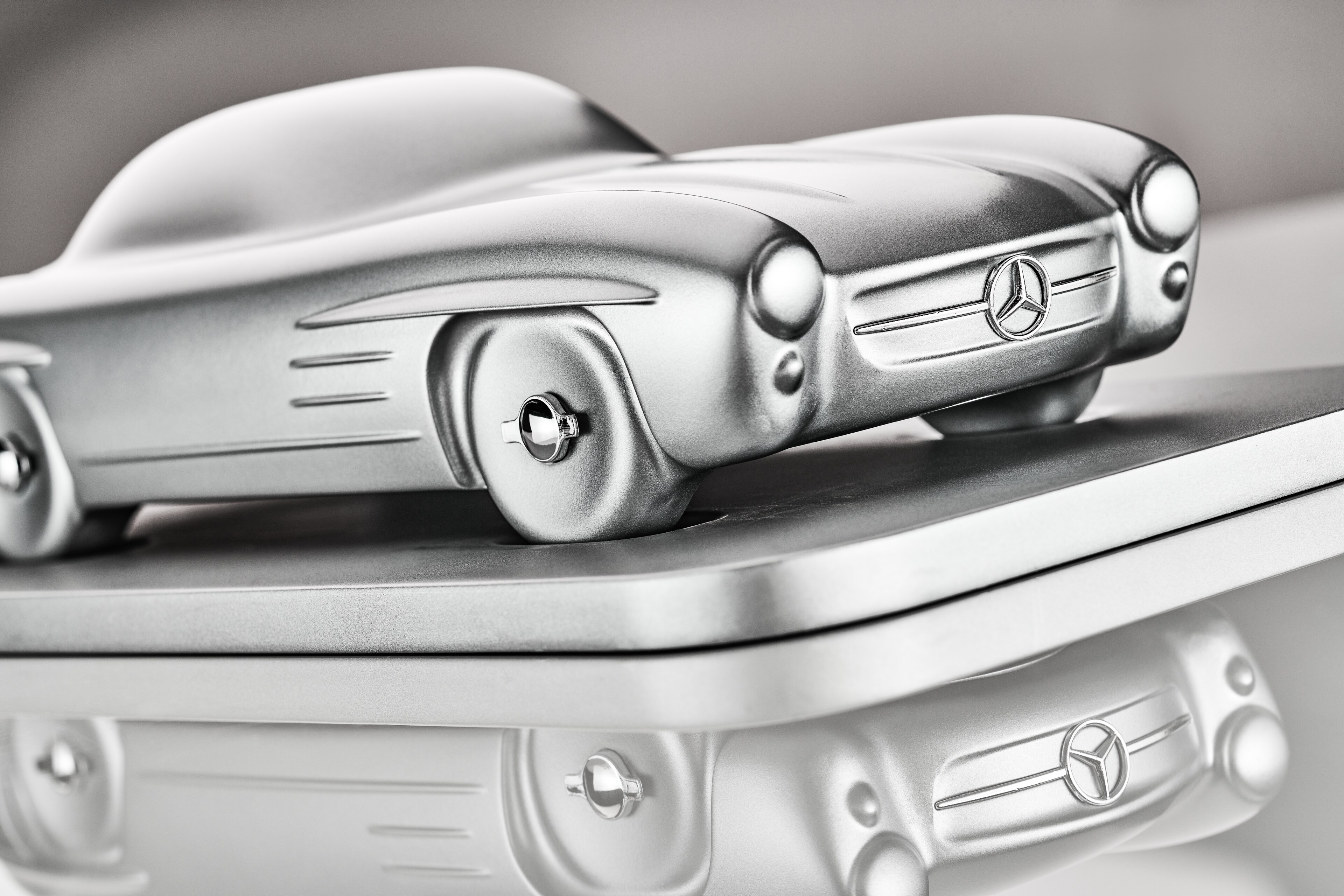 Sculpture 300 SL Coupé W 198 II (1957-1963) - zilverkleurig, Minichamps, 1:18