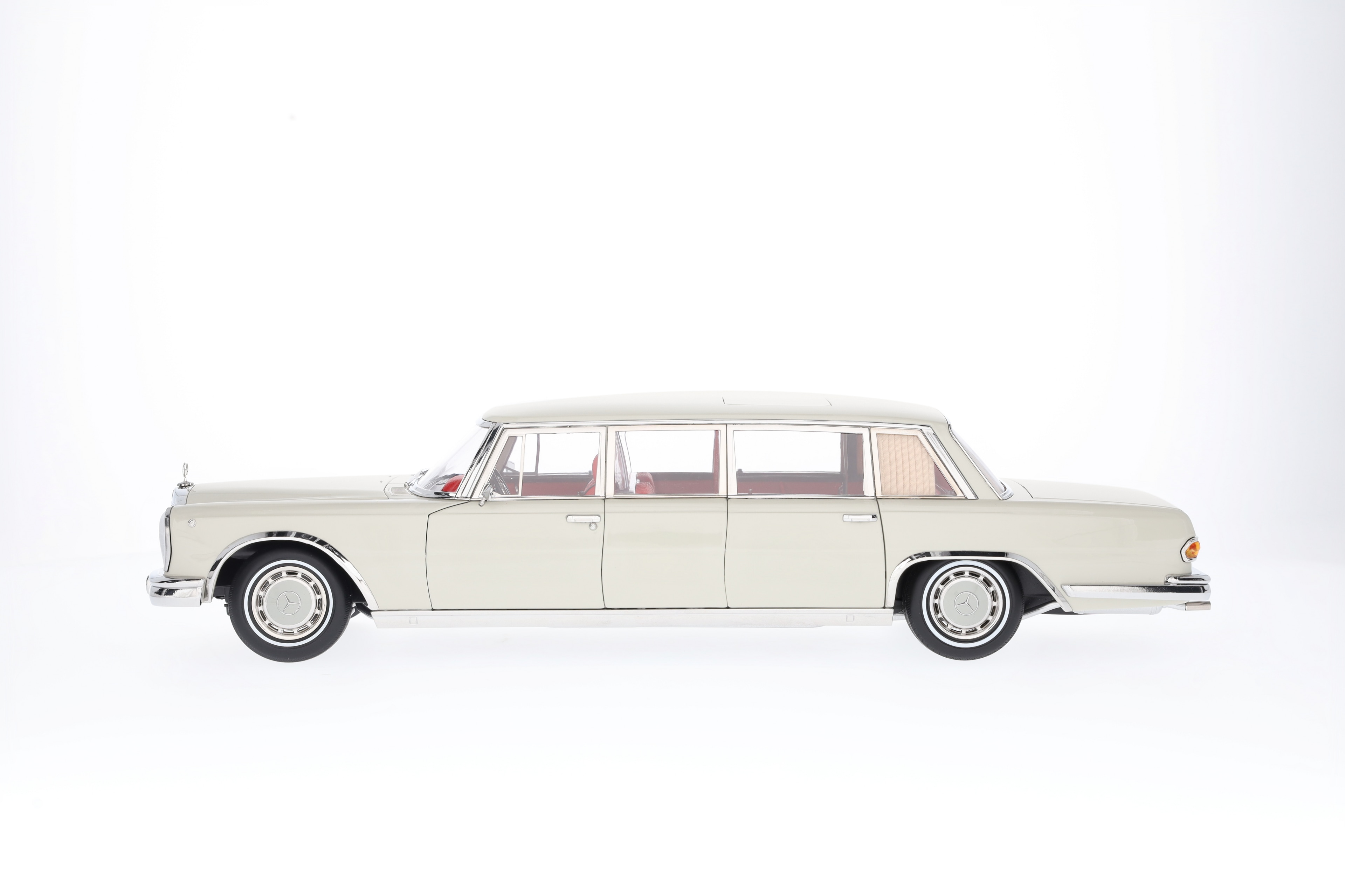 600 Pullmann W 100 (1963-1981) - witgrijs, NZG, 1:18